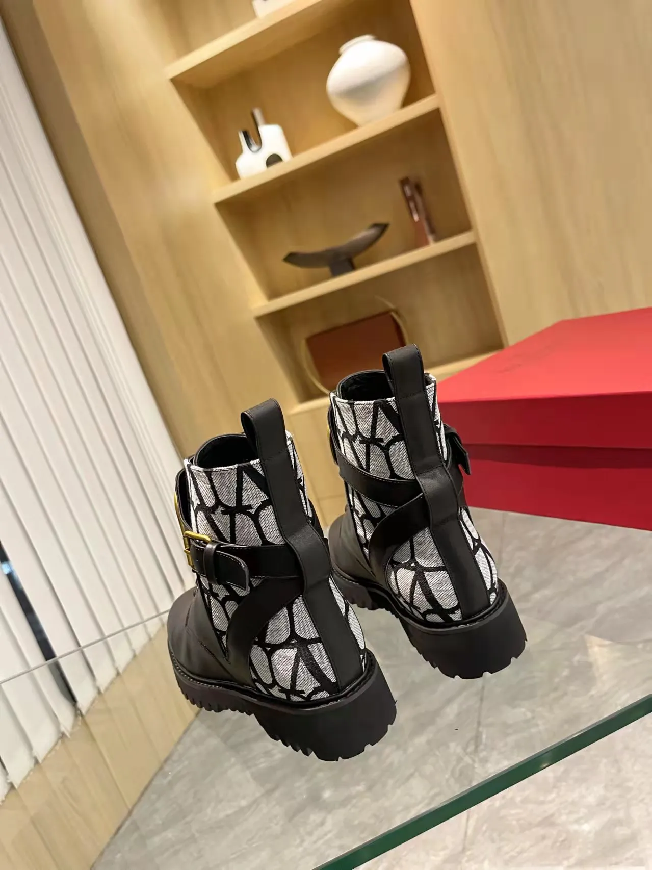 👟👟Ex-factory price 540👟👟 𝑉𝐴𝐿𝐸𝑁𝑇𝐼𝑁𝑂 Valentino's new autumn and winter Martin boots. The unique [V logo fabric print pattern] brings out a full sense of high-end, worth buying★Absolutely high-grade❥Original method Absolute sensibility❥Elegant style Create a different feeling, simple and elegant style!  Fabric: fabric printed cloth + imported cowhide. Lining: inner sheepskin. Bronze large buckle with high-end printing. Color: black, brown. Size: 35-41. (42 customized items cannot be returned or exchanged)
